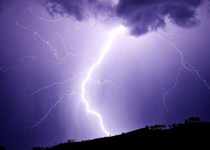 Lighting मोबाईल के रेडियेशन से गिरी आकाशीय बिजली 3 की मौत 2 घायल !