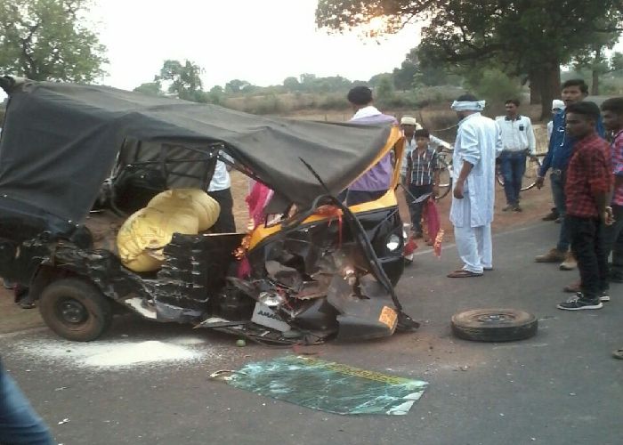 auto ट्रक ने मारी ऑटो को टक्कर, चार घायल