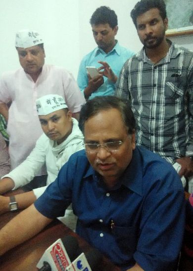 Health Minister Satyendra Jain AAP के मंत्री ने कहा MP में चरमराई हैं स्वास्थ्य सेवाएं