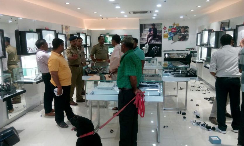 show room पुलिस चौकी के बगल से एक करोड़ की घडिय़ा पार कर गए चोर