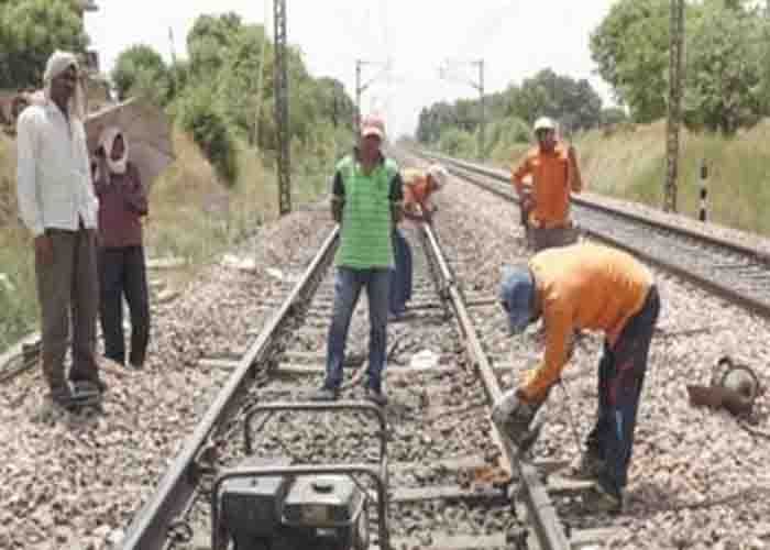 Etawah टला बड़ा हादसा: दिल्ली- हावड़ा रेलवे ट्रैक की टूटी ग्लू ज्वाइंट पर रात भर दौड़ती रहीं ट्रेनें