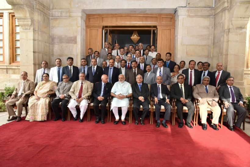 pm modi with judges in allahabad पंडित नेहरू के बाद पीएम मोदी ने हाईकोर्ट में न्यायाधीशों संग पी 'चाय'