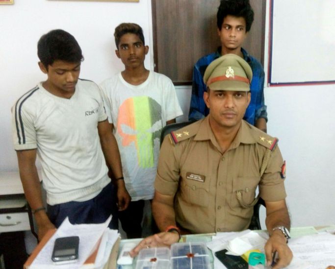 arrested thief चोरी के i phone बेचने की कोशिश में हाथ आये शातिर चोर