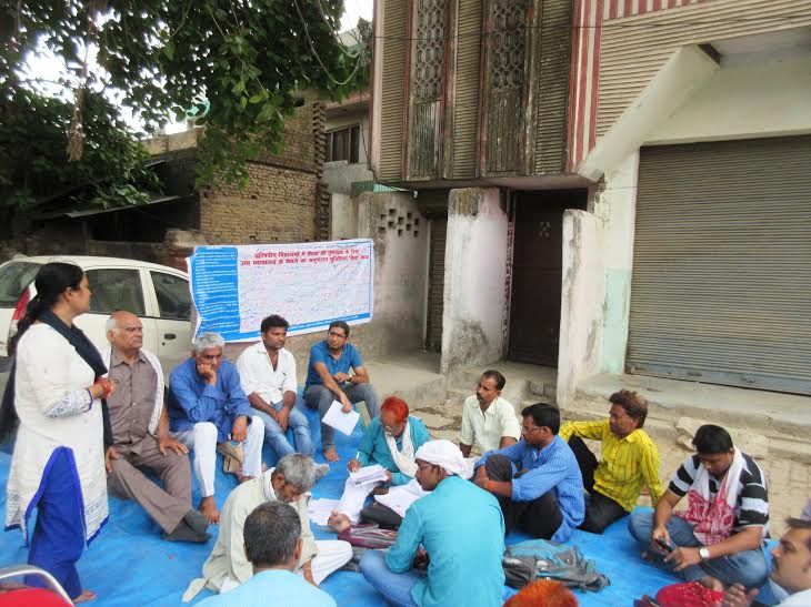 strike on varuna bridge परिषदीय विद्यालयों में शिक्षा की गुणवत्ता, बच्चों की अच्छी शिक्षा को दिया धरना