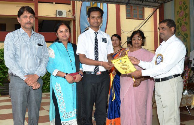 Students awarded by commissioner बच्चों पर अपनी इच्छा न लादें खुद चुनने दें Subject- कमिश्नर