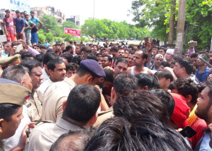 Ghaziabad ट्रक से पांच गौवंश मृत और एक जिंदा बरामद, जमकर हुआ हंगामा