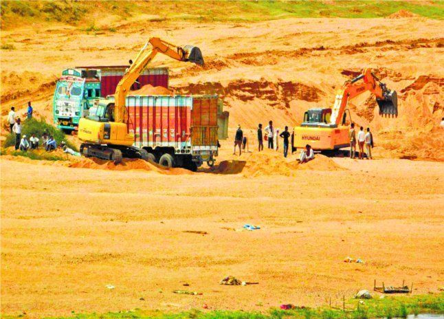 Illegal mining, rivers hollow, After stopping, co अवैध खनन: डीएम ने बालू घाट पर छापेमारी कर 16 ओवरलोडेड ट्रक किए जब्त