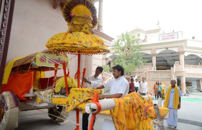 Image result for भगवान जगन्नाथ, भाई बलभद्र व बहन सुभद्रा की रथयात्रा के लिए तैयारियां जोर-शोर से जारी