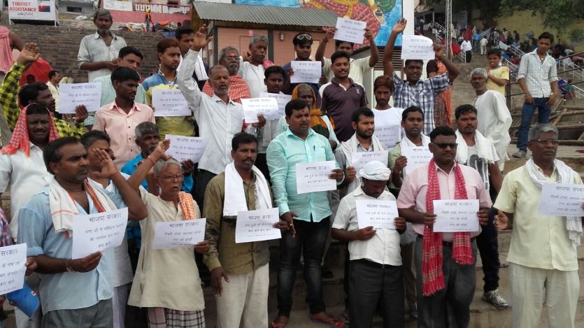 protest in ganga मोदी के संसदीय क्षेत्र में मोदी का विरोध