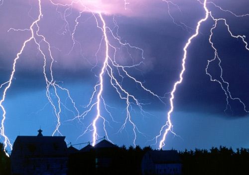 sky lighting BREAKING NEWS आकाशीय बिजली से गिरने तीन की मौत, दर्जनों घायल