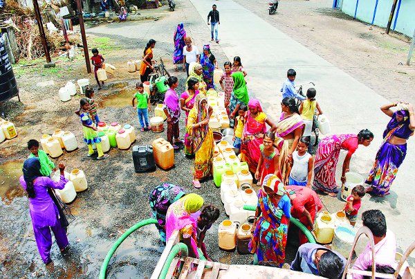 sehore पेयजल संकट : टैंकर आते ही खाली बर्तन लेकर दौड़ पड़ते है महिलाएं और बच्चे