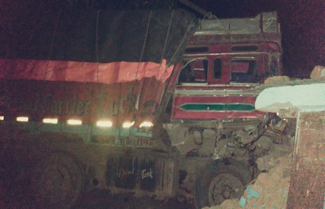 truck into the house, jam सरपंच के घर में घुसा ट्रक, जाम