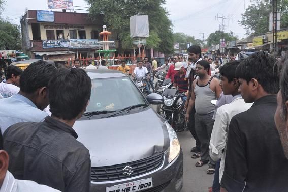 shajapur drink car शाजापुर में आधे घंटे अफरा-तफरी शराबी चालक ने राहगीरों को मारी टक्कर