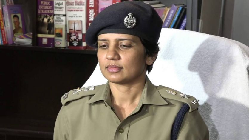 Lady Singham IPS Manzil Saini लखनऊ पुलिस ने डेंगू से मरने वाले 3 सिपाहियों के परिजनों को दिया एक-एक लाख रुपये