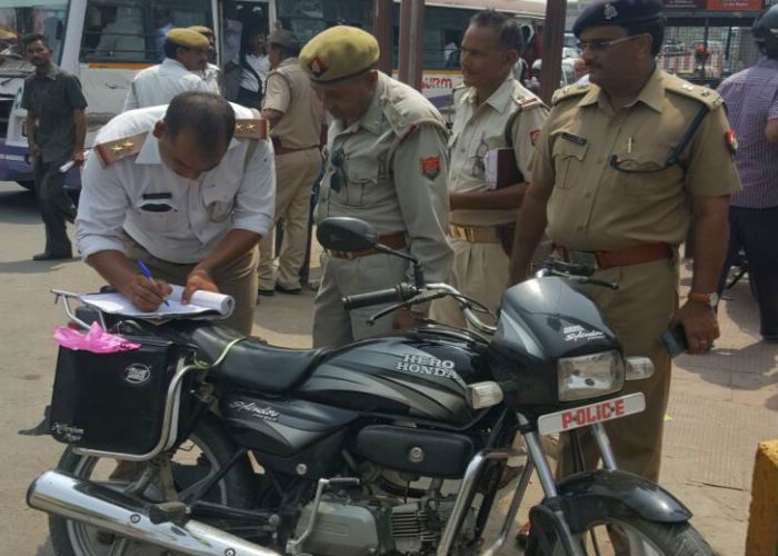 Police Action Against Traffic Rules Violators - ट्रैफिक ...