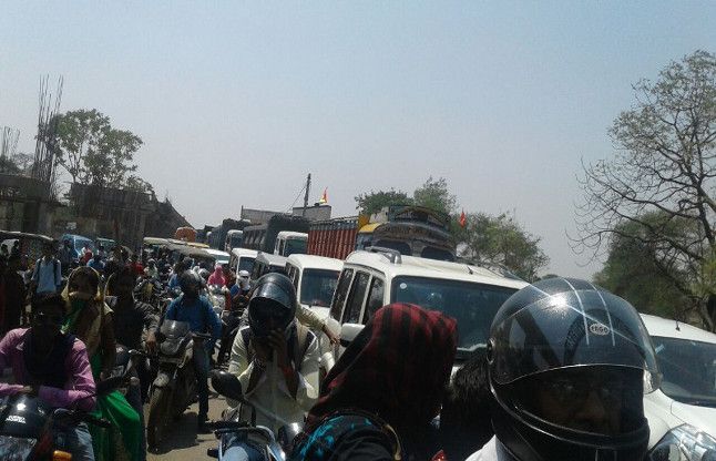 eight km an hour in the journey looks बदहाल ट्रैफिक : आठ किमी के सफर में लग रहा एक घंटा
