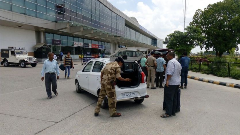 checking in airport BREAKING NEWS वाराणसी एअरपोर्ट पर हाई अलर्ट