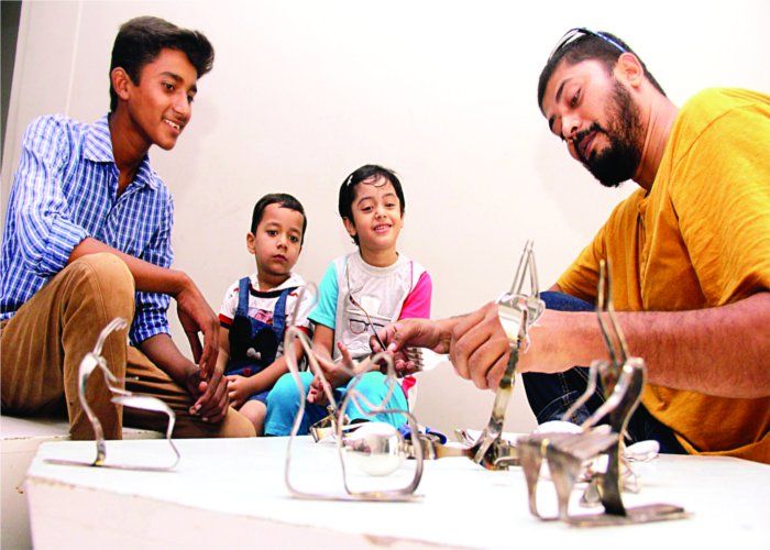 सजीव आकृतियों में बदल गए निर्जीव चम्मच