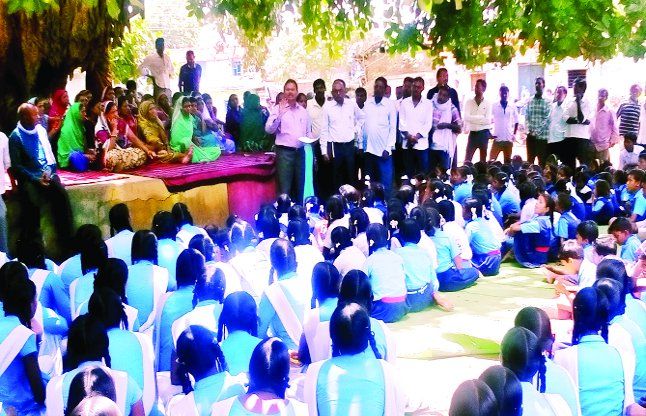 Students inlaid lock, DEO hoop छात्रों ने जड़ा ताला, डीईओ को घेरा