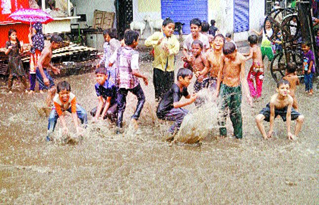surat बरखा बहार आई, चेहरे खिले