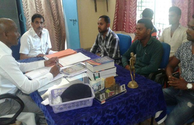 Passengers dealing decently बस संचालकों व एजेंटों की थाना परिसर में बैठक