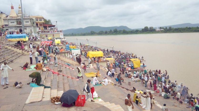 Narmada ghats सोमवती अमावस्या पर लिया मां नर्मदा का आशीर्वाद, उमड़े श्रद्धालु