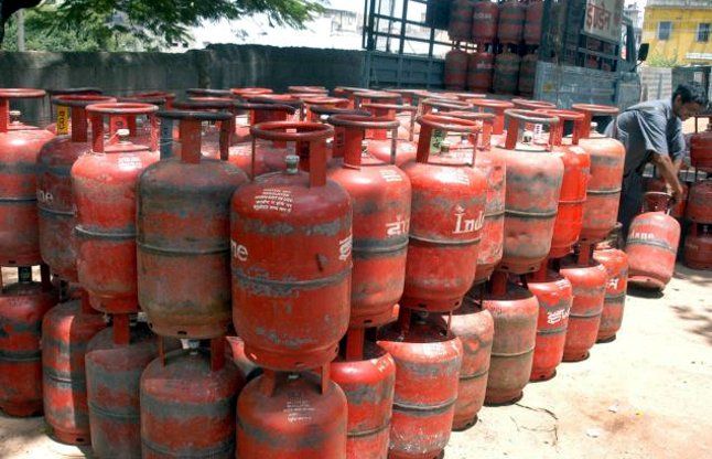 LPG gas cylinders नोट बंदी के बाद रसोई गैस हुई महंगी, विमान ईंधन सस्ता