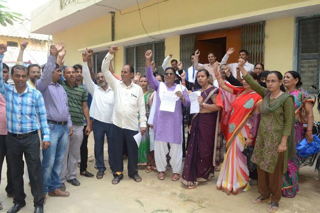Teachers शिक्षकों ने ठानी नहीं करेंगे बीएलओ ड्यूटी, लौटाये अभिलेख