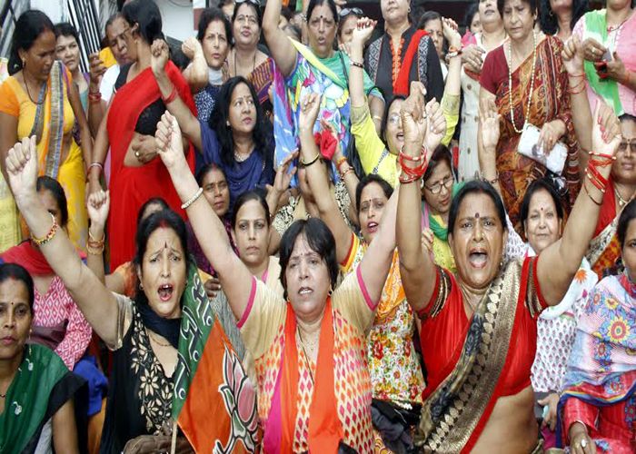 BJP Mahila Morcha Mahila Thana In Hazratganj Hoop - भाजपा महिला मोर्चा ने हजरतगंज में महिला थाना घेरा | Patrika News