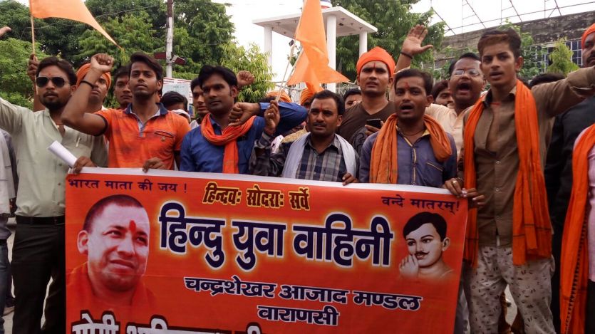 hindu yuva vahini फूंक दिया पाकिस्तान का झंडा और नवाज का पोस्टर