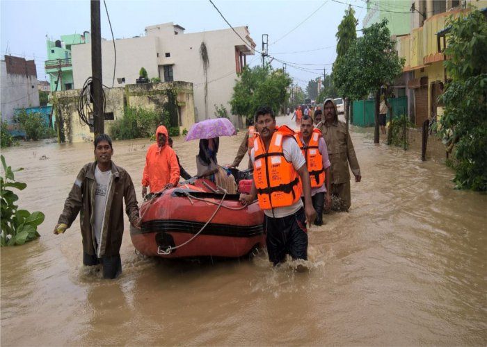 Flood In Hoshangabad - होशंगाबाद में नर्मदा खतरे के निशान पर, तवा डैम फुल,  हालात बेकाबू | Patrika News
