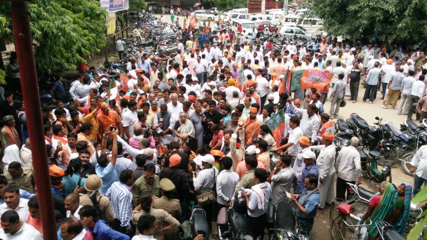 bjp leaders बेटी के सम्मान की खातिर सड़क पर उतरी भाजपा