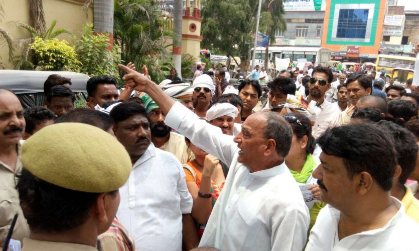 protest for aims BIG BREAKING सपा जिलाध्यक्ष के विवादित बोल, मालवीय जी की हत्या के लिए हुआ था RSS का गठन