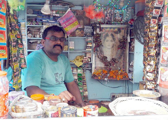 divya bhartis fan #kabali रजनीकांत के फैन जैसी है इनकी दीवानगी, दिव्या भारती की करता है पूजा