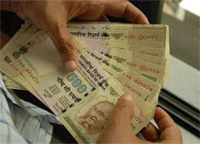 a woman one and a half lakhs loan after disappeare 100 महिलाओं के डेढ़ लाख रुपए लेकर गायब हुई महिला