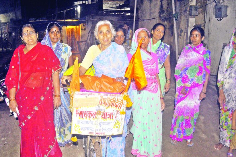 Old Lady Travelling On Bicycle For Vaishnodevi Temple - 67 साल की वृद्धा  साइकिल से निकली वैष्णो देवी, 2200 KM का सफर तय कर करेगी दर्शन | Patrika News