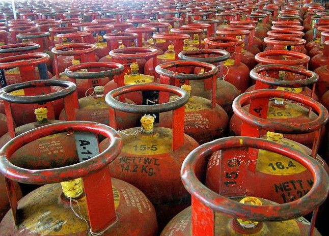 Cash back in the guise of cheaper gas cylinders ri हर श्रेणी का सिलेण्डर काटेगा जनता की जेब
