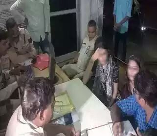 model मॉडल से उसने कहा- एक बार मेरे साथ काम कर लोगी तो दीवानी हो जाओगी