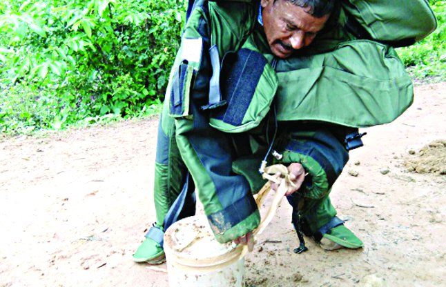 Jawan diffusing IED #Naxalite : फोर्स को उड़ाने की योजना हुई फेल