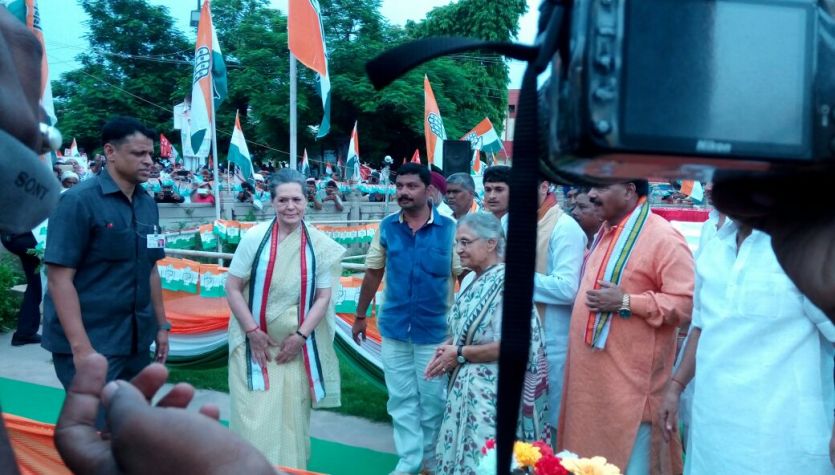 sonia gandhi BREAKING NEWS सोनिया गांधी की रोड शो के दौरान बिगड़ी तबीयत