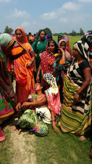 family crying खुले में शौच को निकली बालिका की लाश कुंए में मिली