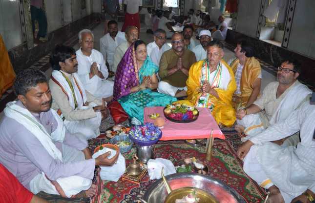 people are worship for Sonia Gandhi people are worship for Sonia Gandhi