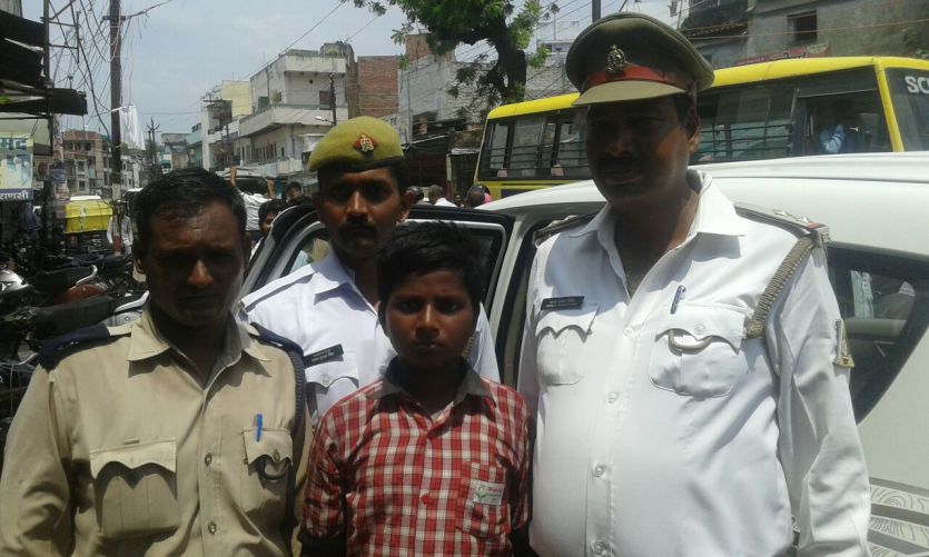 student with traffic police BREAKING NEWS वाहन चेकिंग में जौनपुर से अपहृत छात्र काशी में बरामद