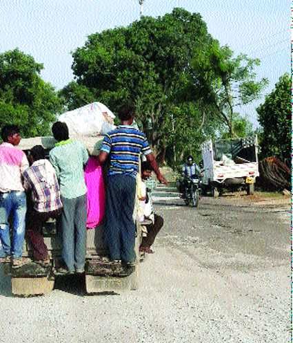 sidhi news क्षमता से तीन गुना सवारी लादकर दौड़ रहे यात्री वाहन