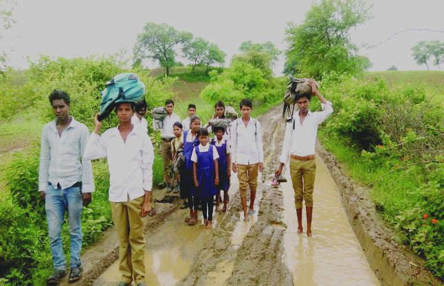 rain MP: यहां स्कूल पहुंचने सिर पर बैग और हाथ में चप्पल रखते हैं बच्चे