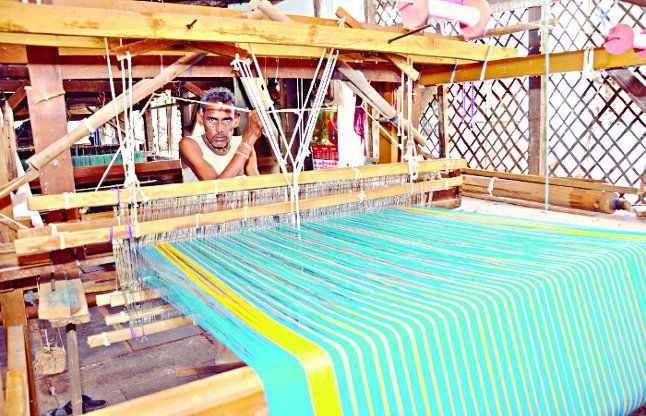 Weavers Find Hard To Earn Bread And Butter - कठिन होता बुनकरों का  जीविकोपार्जन | Patrika News