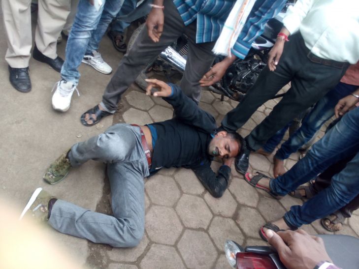 Dewas photo कर्ज से तंग आकर ग्राहक ने मैनेजर के कैबिन में खाया जहर