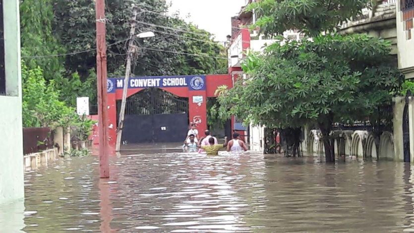 heavy rain in allahabad मूसलाधार बारिश के कारण लटका स्कूलों पर ताला