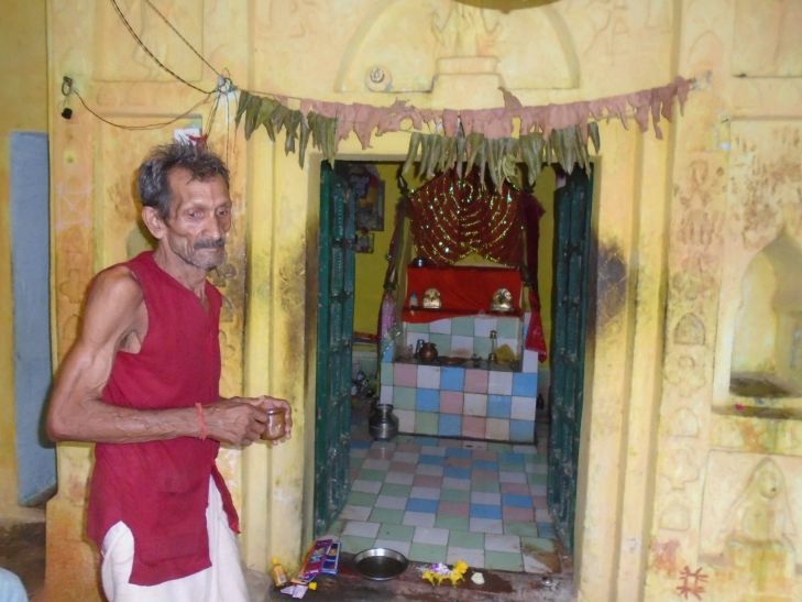 Thieves in the temple was carried out into the in मंदिर से अष्टधातु की मूर्तियों सहित सामान चोरी