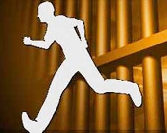Prisoner Escaped From The District Hospital - होशंगाबाद जेल की लापरवाही, हथकड़ी खोलकर रेप का आरोपी फरार | Patrika News